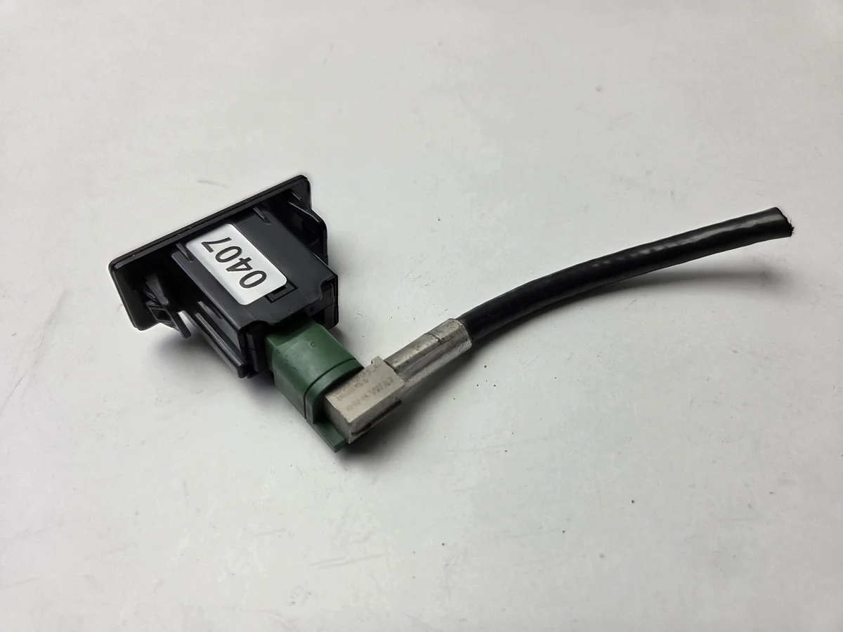 Prise USB Skoda Superb III 81A035750D image 3