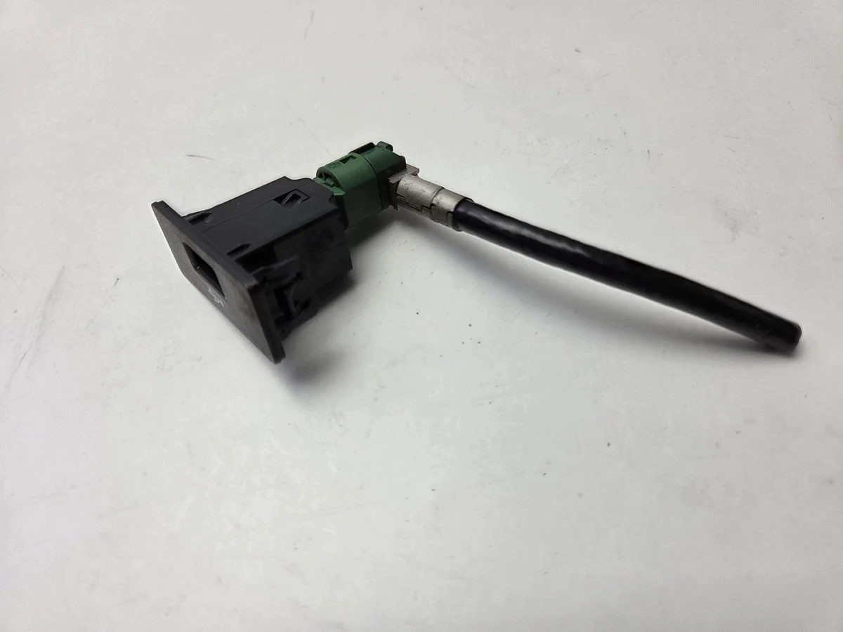 Prise USB Skoda Superb III 81A035750D image 4