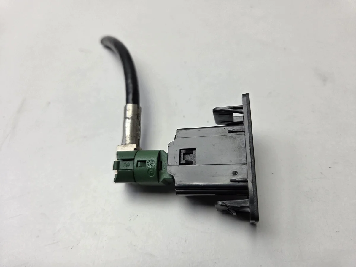 Prise USB Skoda Superb III 81A035750D image 6