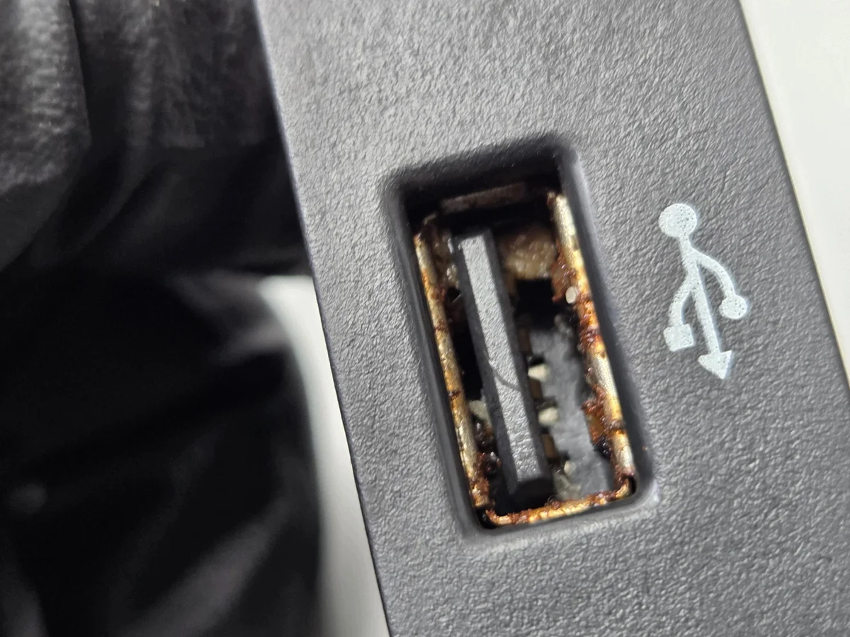 Prise USB Skoda Superb III 81A035750D image 7