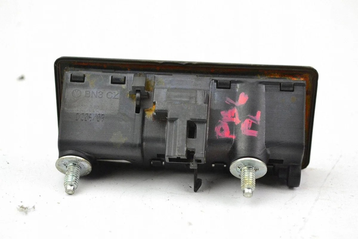 Volkswagen Passat B6 Mikrokytkin takaluukun avaus BJF1675 image 3