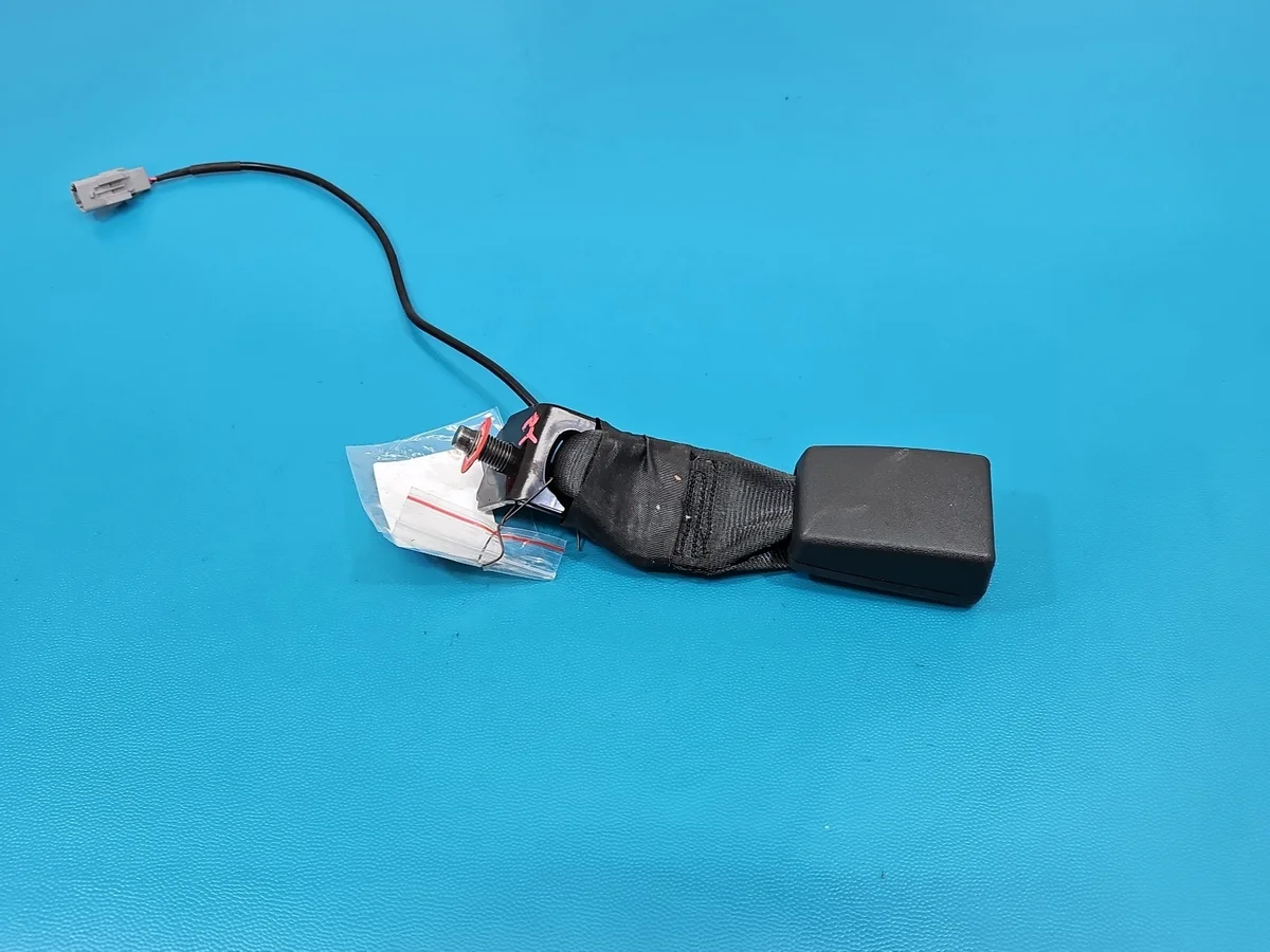 Clip ceinture arrière droit Dacia Spring 888225412R
