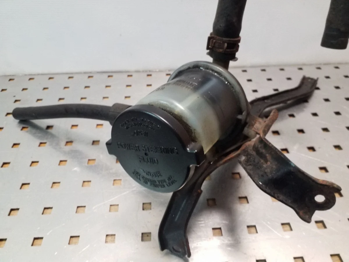 Toyota RAV 4 (XA20) Ohjaustehostimen säiliö VAI11535