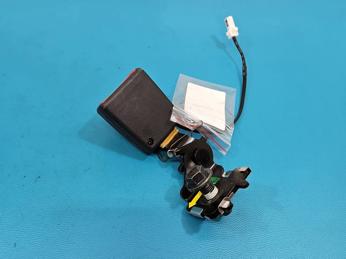 Cinturón de seguridad trasero derecho Hyundai Elantra VII 89840AA100NN
