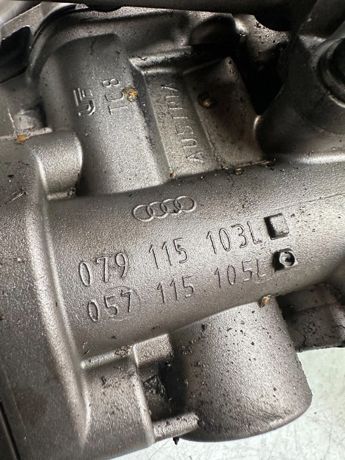 Audi A6 4F 5.2 FSI Pumpe 079115103L image 4