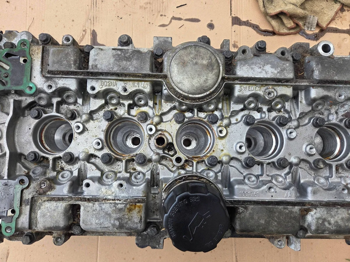 Sylinterikansi Volvo S60 V70 II 2.5 T B5254T2 1001837009