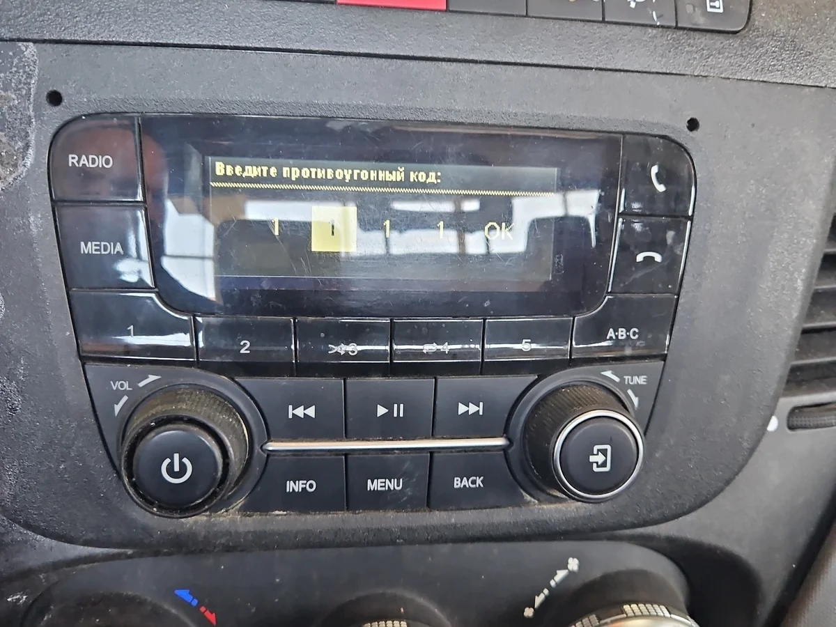 Rádio IVECO DAILY V 28780942