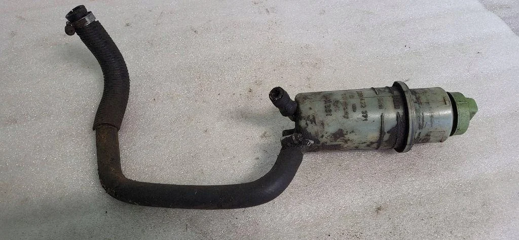 Ohjaustehostimen säiliö VW Passat B4 330422371