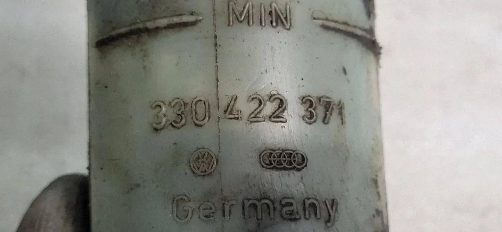 Ohjaustehostimen säiliö VW Passat B4 330422371