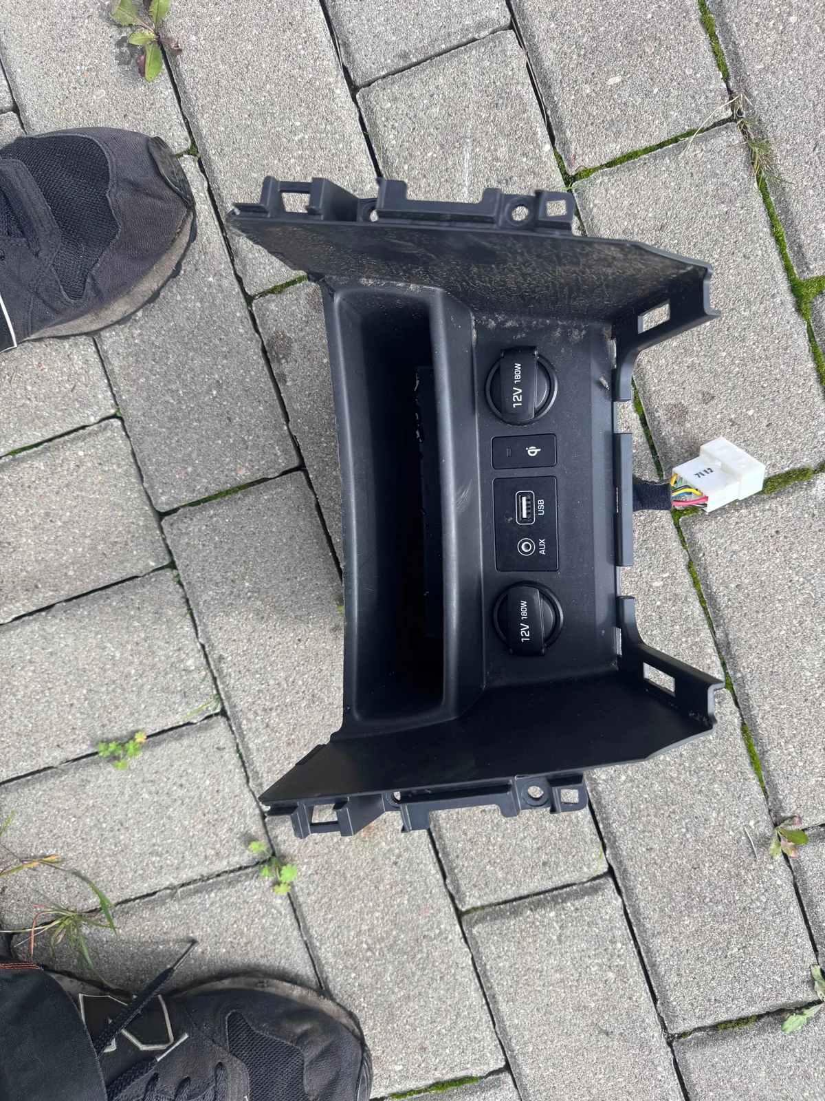 Hyundai Kona I 84680J9270 12V-pistoke