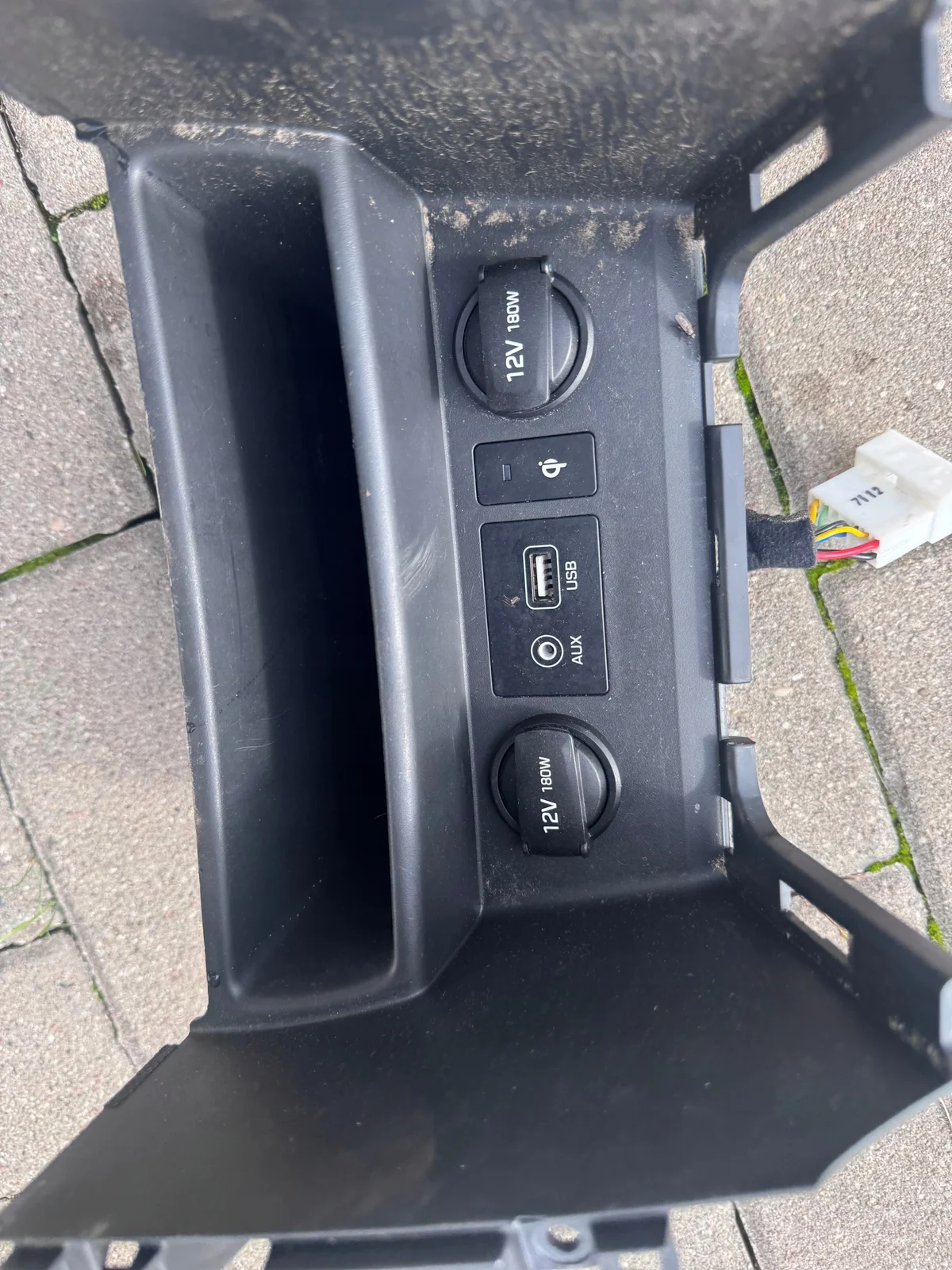 Prise 12V Hyundai Kona I 84680J9270