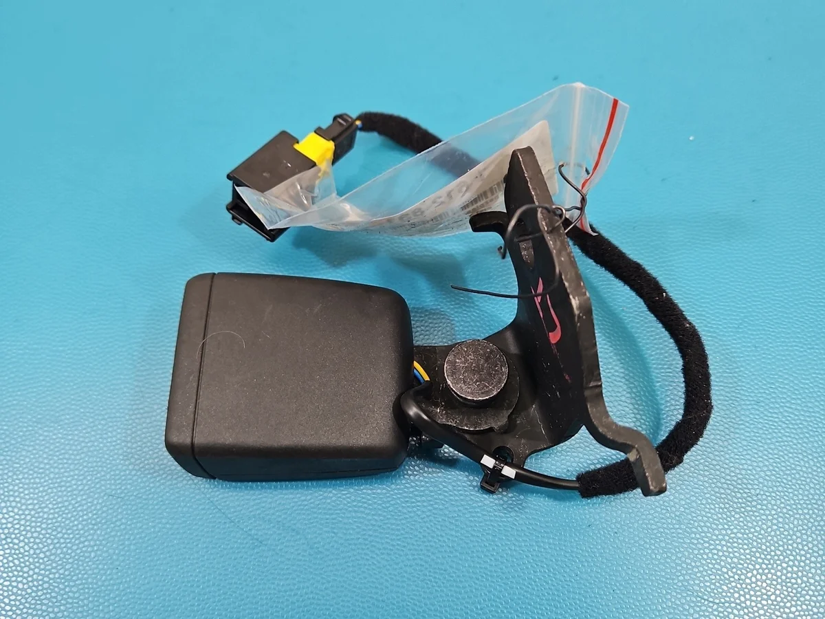 Boucle de ceinture arrière gauche Fiat Tipo II 633910900B