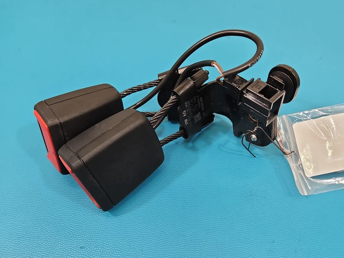 Bältesfäste bak vänster VW Passat B9 3J0857739