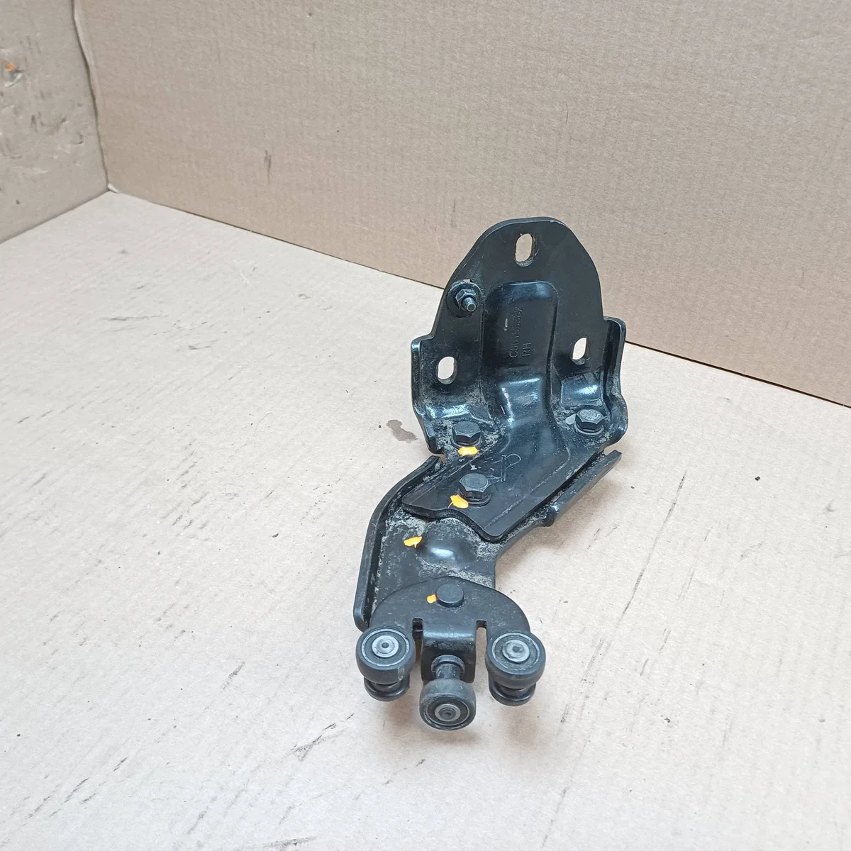 Maxus e-Deliver 3 Mittel-Führungswagen Schiebetür C00198382