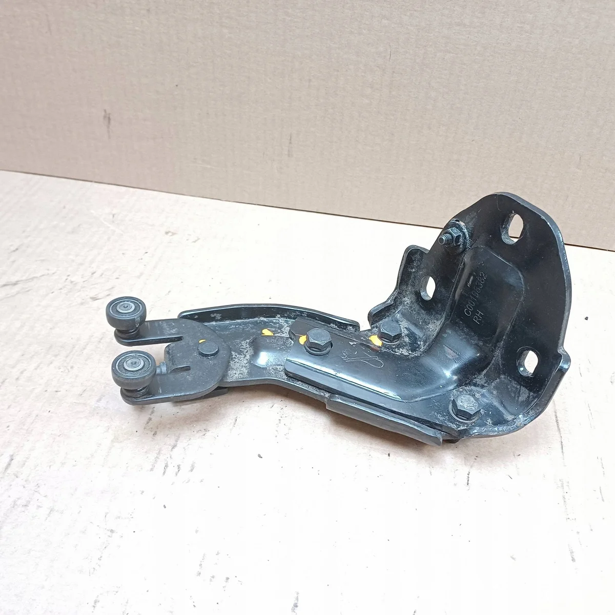 Maxus e-Deliver 3 Sliding Door Middle Roller C00198382 thumbnail 1