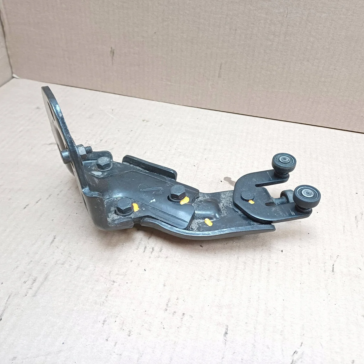 Maxus e-Deliver 3 Sliding Door Middle Roller C00198382 thumbnail 4