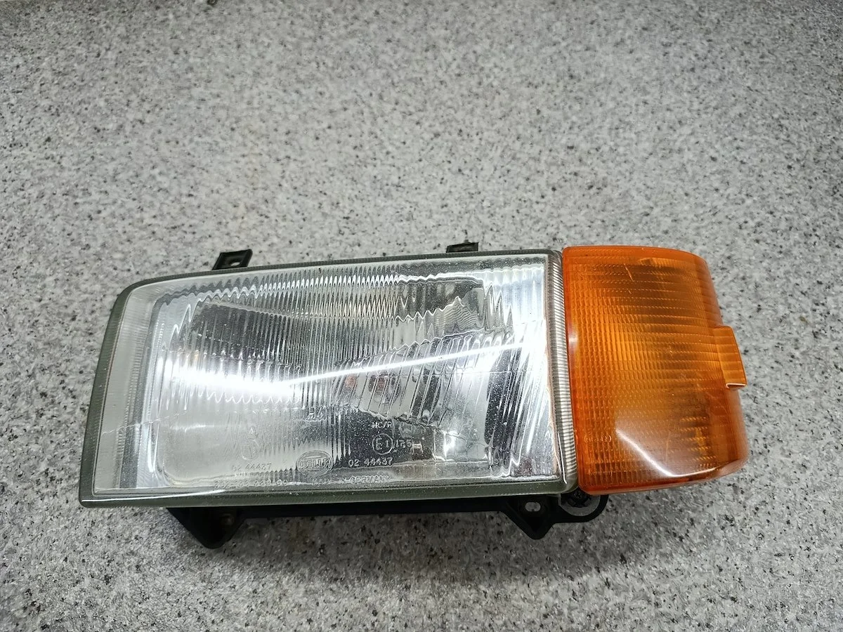Phare avant gauche HELLA 302-136-369-00 VW Transporter T4