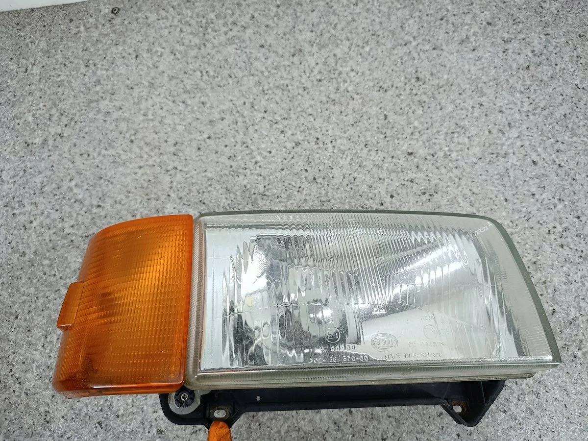 Scheinwerfer rechts VW Transporter T4 302-136-370-00 HELLA