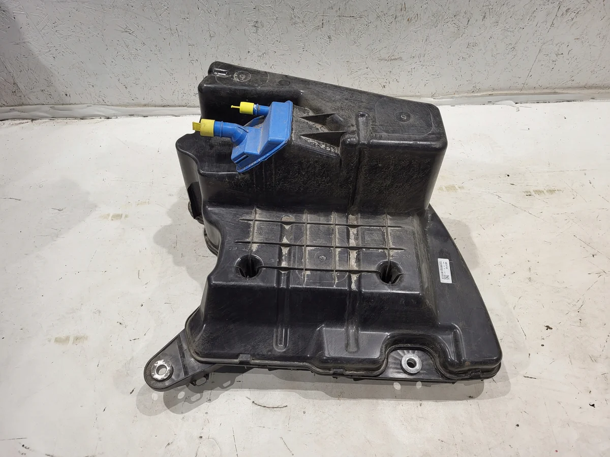 Audi A4 B9 8W0 Réservoir AdBlue 8W0131878BT