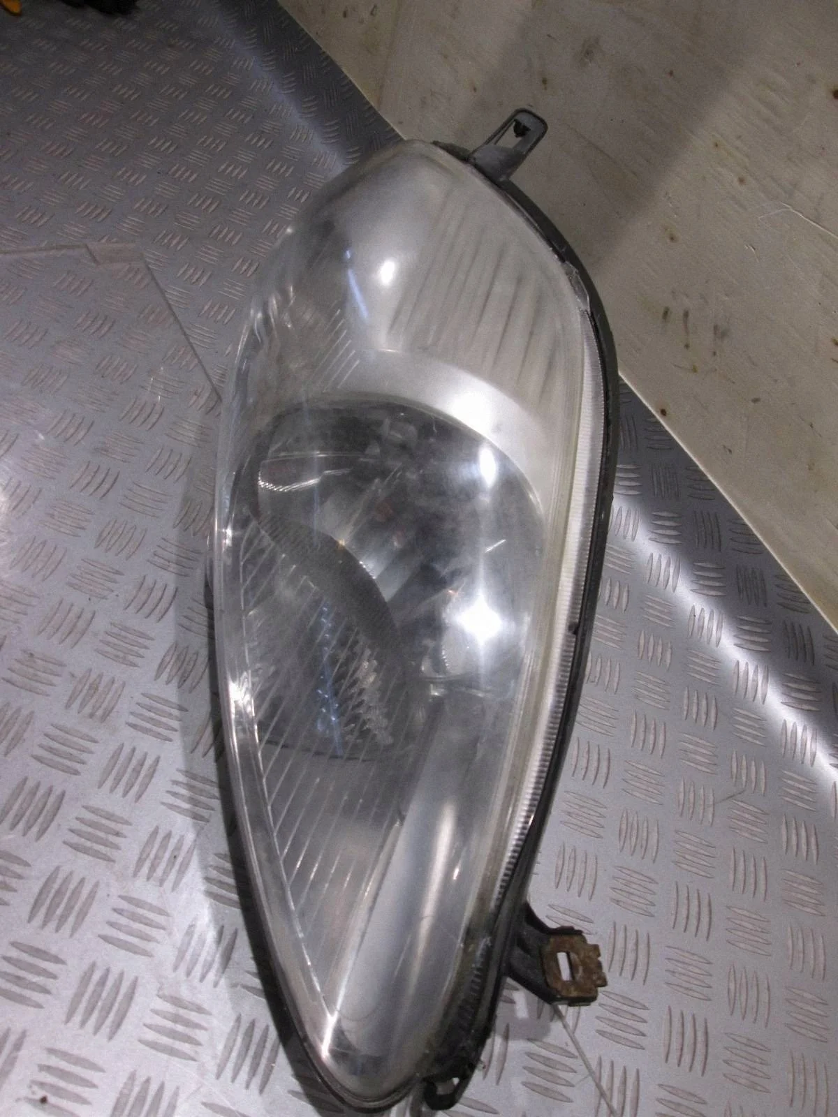 Strålkastare höger fram Fiat Grande Punto ENP3930