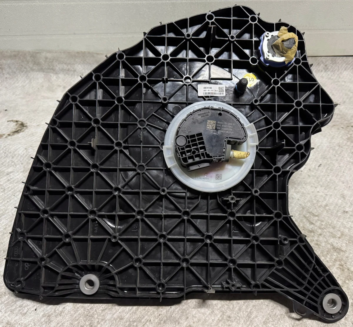AdBlue Pump Reservoir Audi A4 B9 8W0131879BB 2019-2024