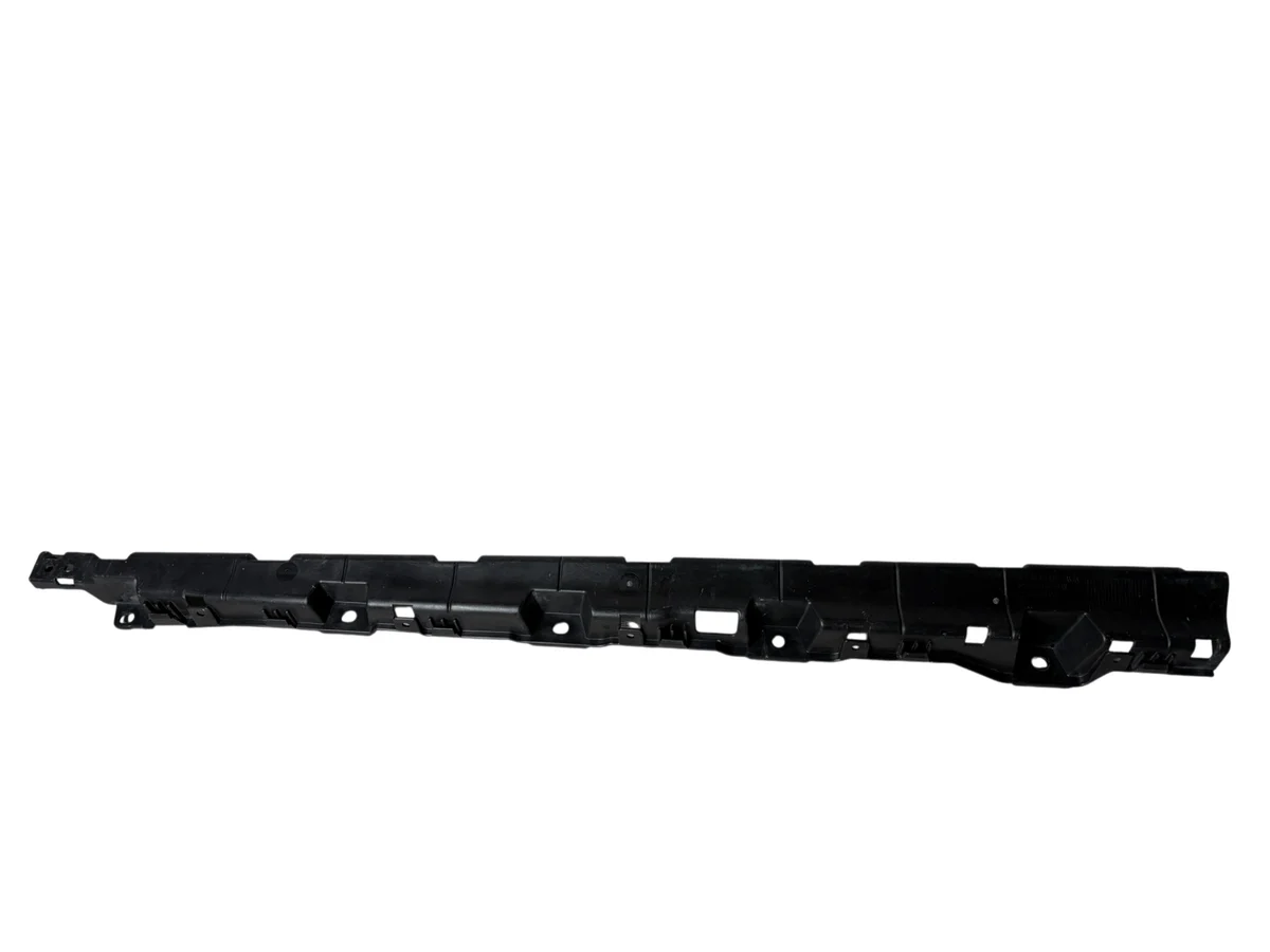 Kiinnike helmalistan Audi R8 Spyder 4S0853922
