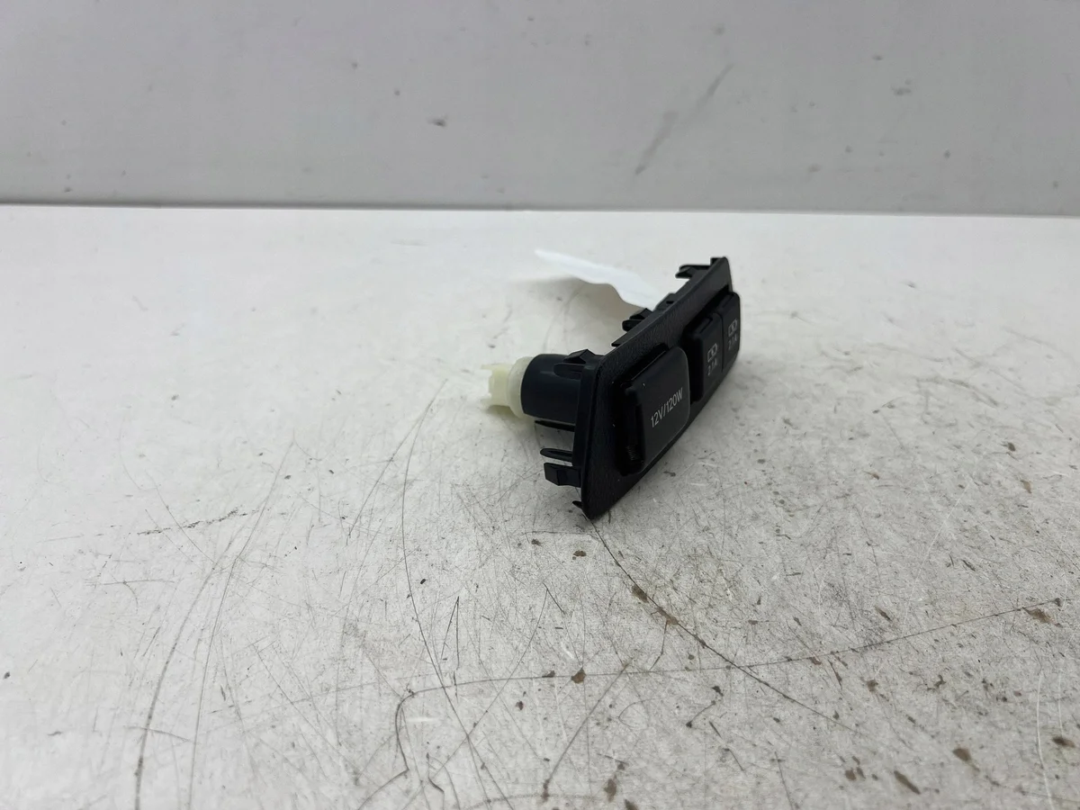 Lexus ES 300h Steckdose 12V vorne 5892433070 image 3