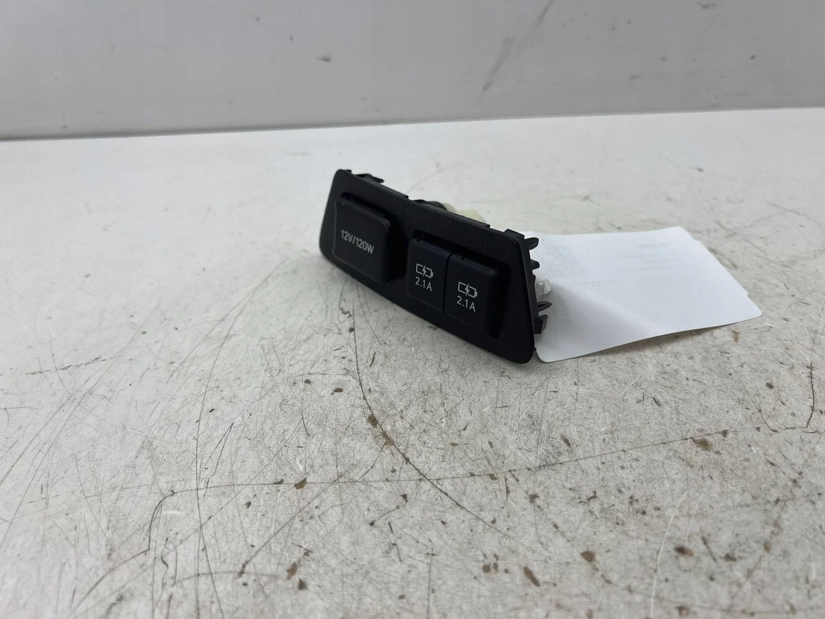 Lexus ES 300h Steckdose 12V vorne 5892433070 image 4