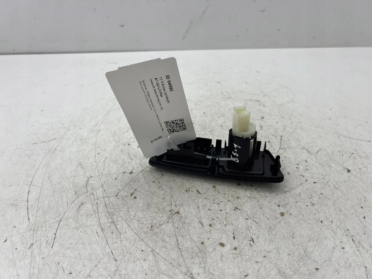 Lexus ES 300h Steckdose 12V vorne 5892433070 image 5