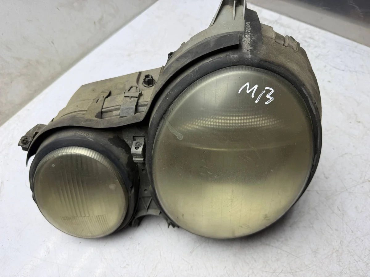 Strålkastare vänster xenon Mercedes-Benz E W210 KOR4021