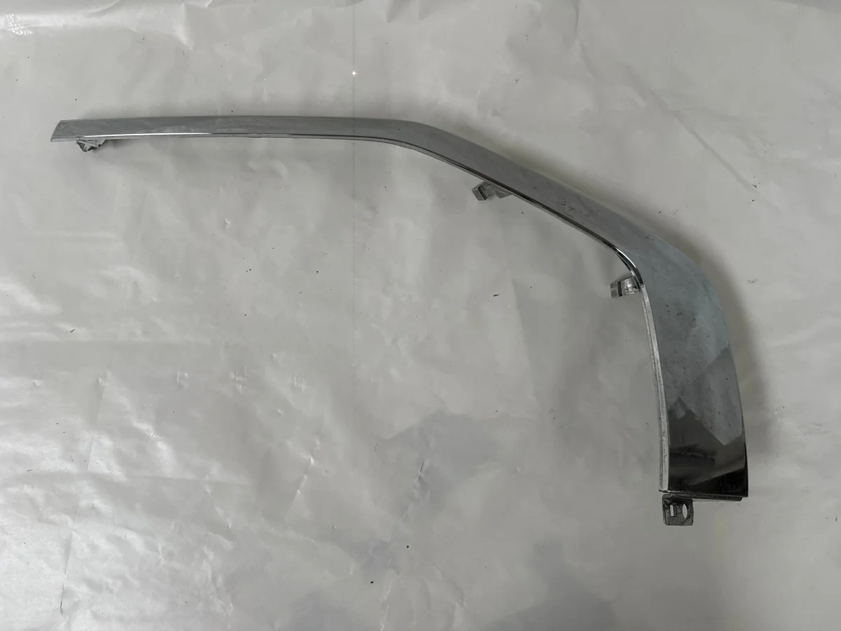 Mitsubishi Space Star vasen kromilista OEM 6407A379