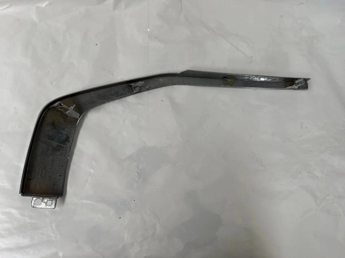 Mitsubishi Space Star Moulure chromée gauche 6407A379