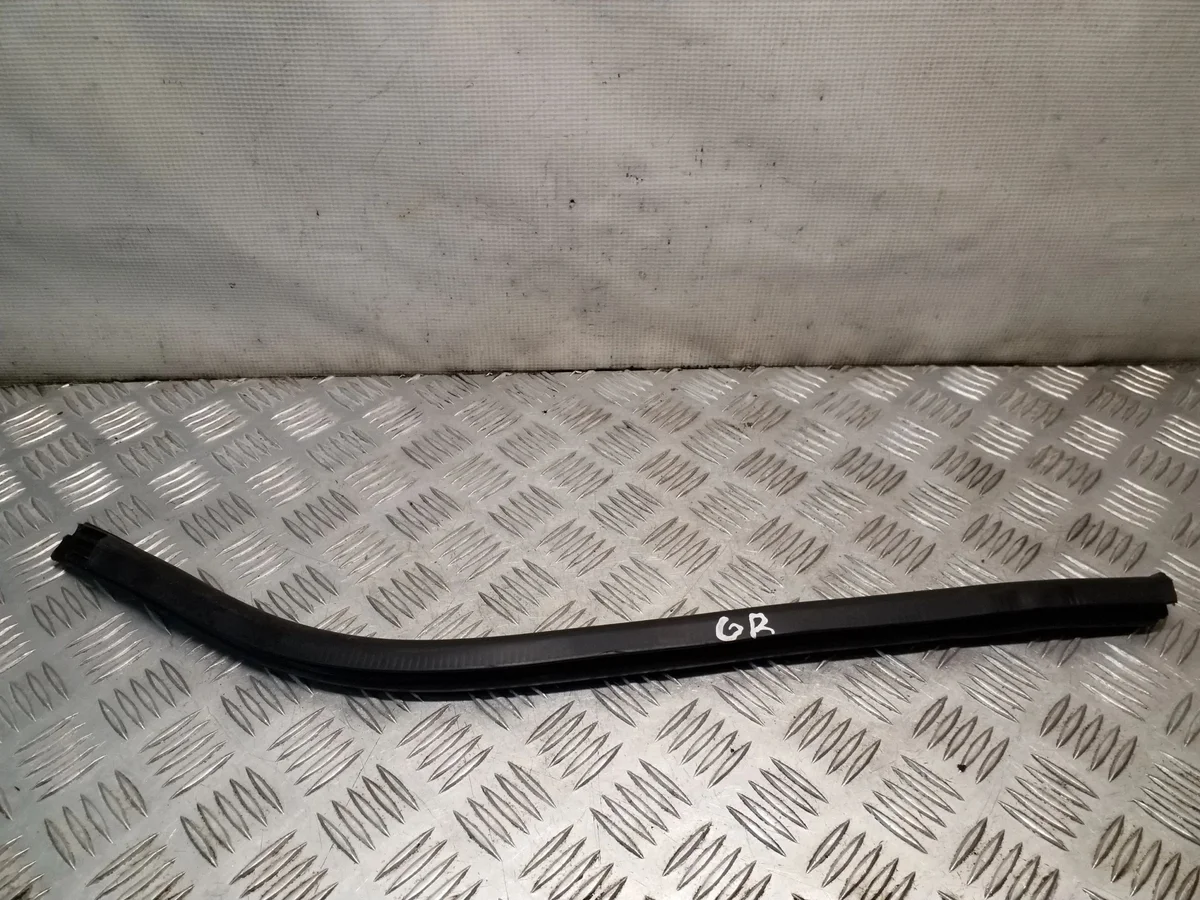 Opel Meriva B koristelista takalasin oikea 469663017