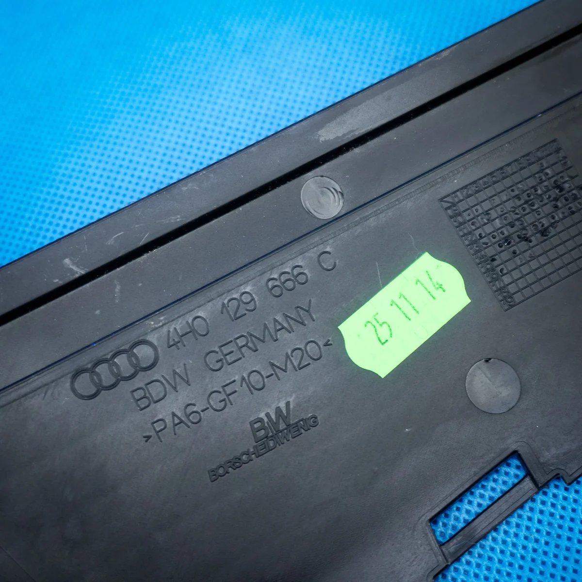 Audi A8 S8 4H ilmanputsarin putki 4H0129666CA8 image 3