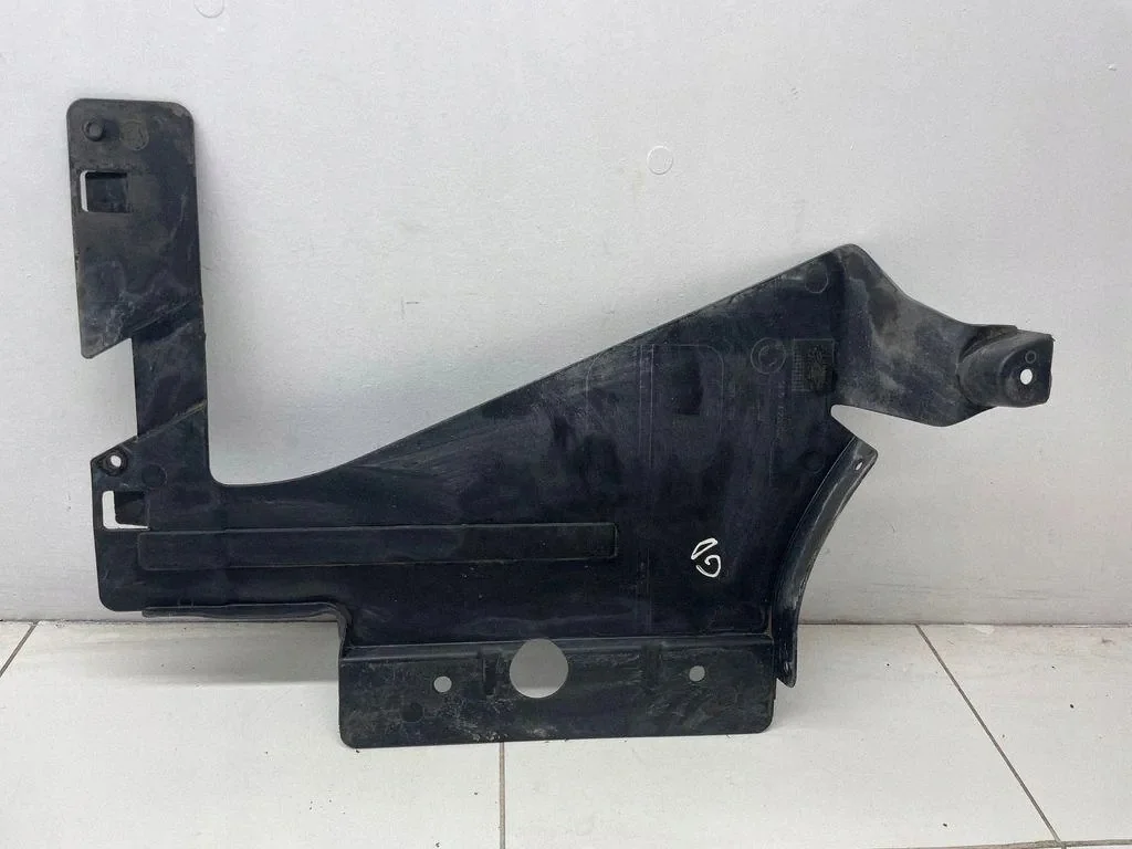 Takapuskurin suojus BMW 1 F20/F21 2 F22 OE 51757241837