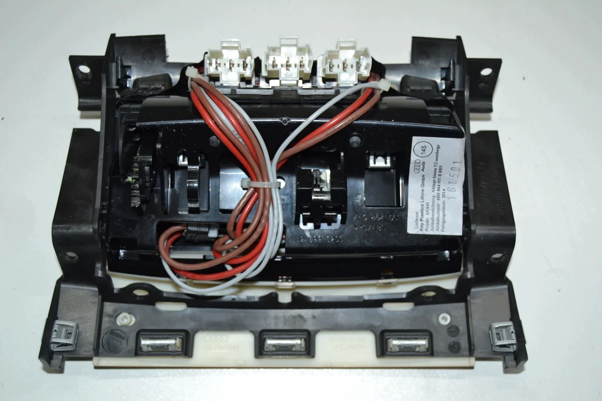 Audi A8 4H 12V pistorasia 4H0864051B image 3