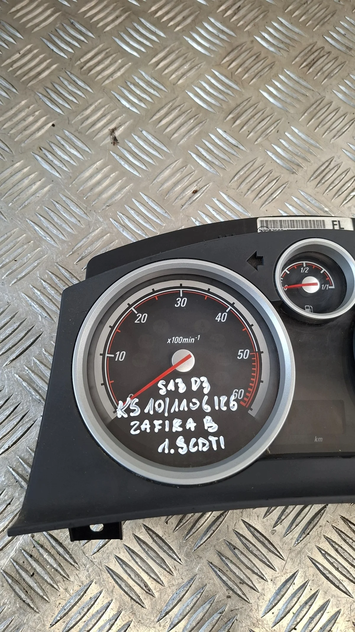 Instrument Cluster Opel Zafira B 1.9CDTI 13267520