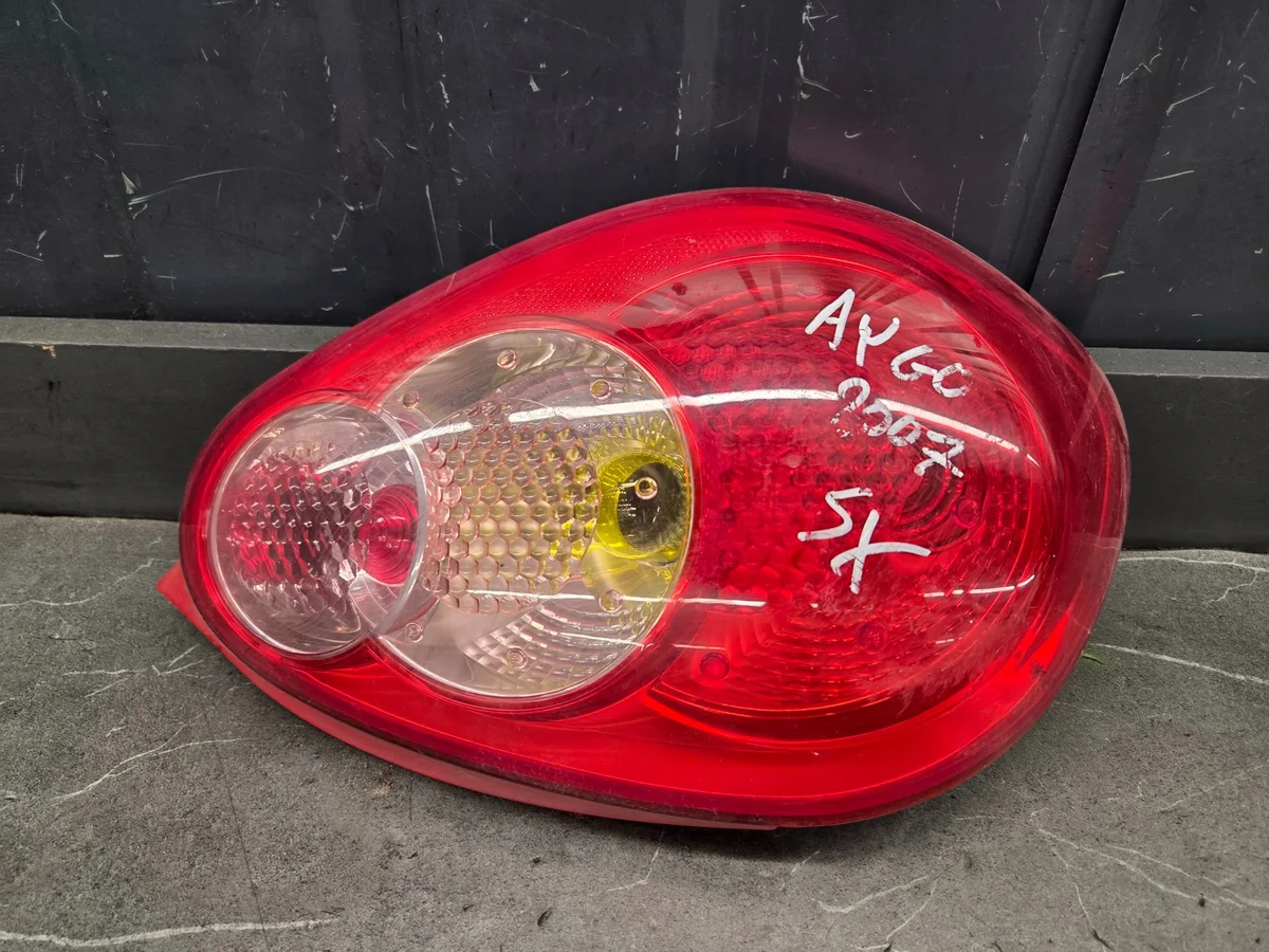 Luz trasera izquierda Toyota Aygo 81560-0H020