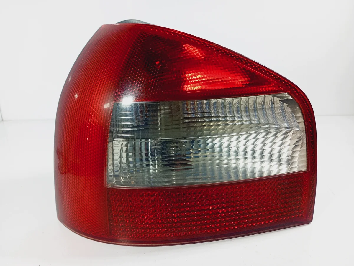 Lanterna Traseira Esquerda Audi A3 8L 8L0945095B