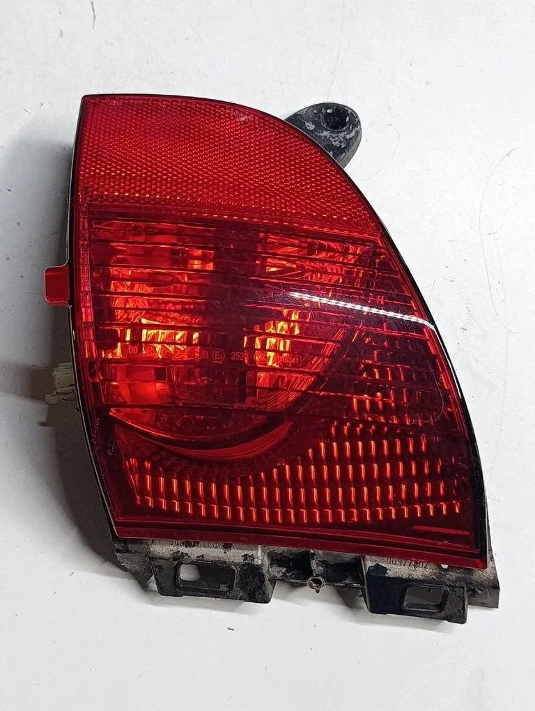 Luz antiniebla trasera derecha Peugeot 2008 96830744804A