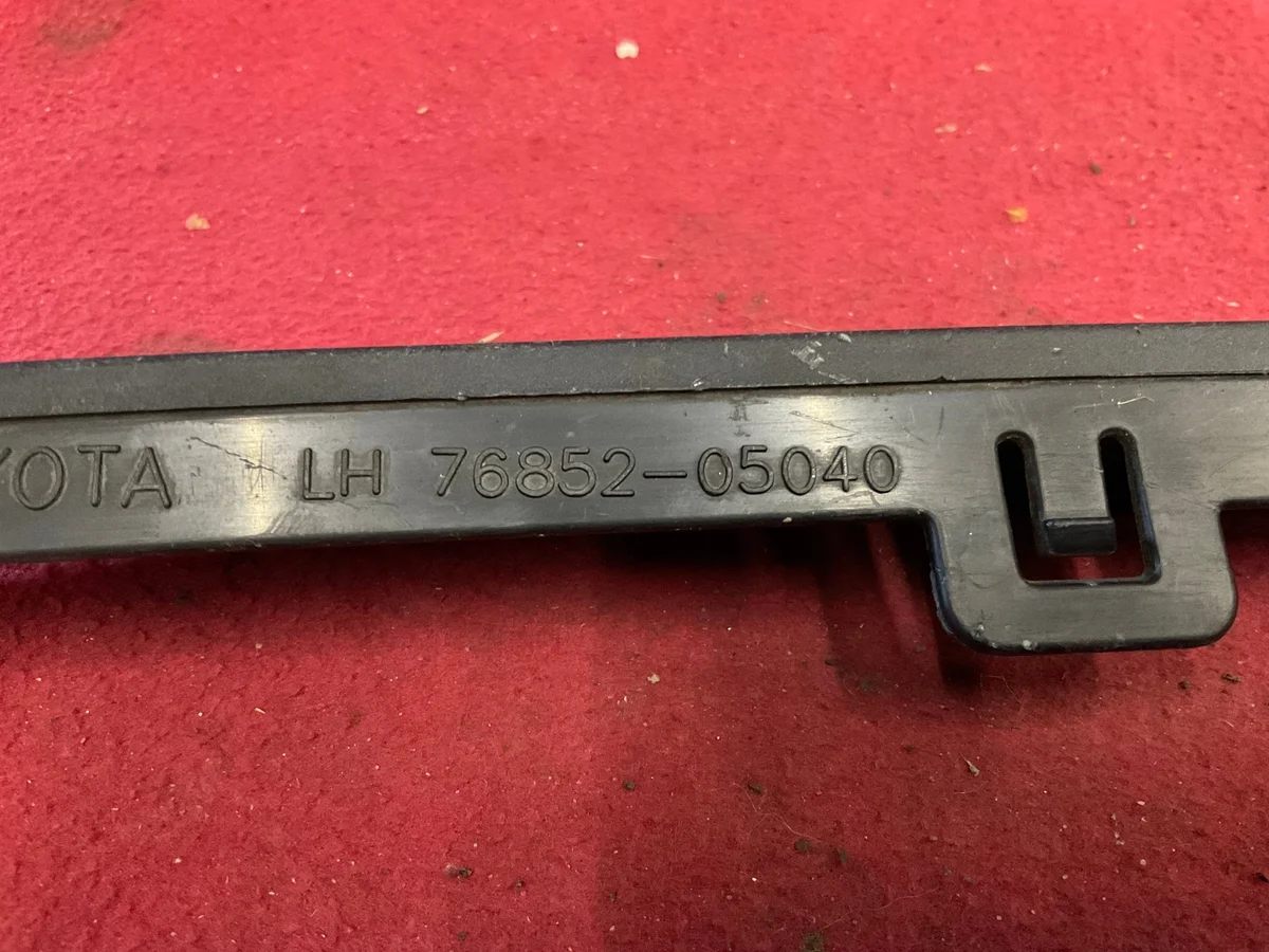 Baguette pare-chocs gauche Toyota Avensis T27 76852-05040