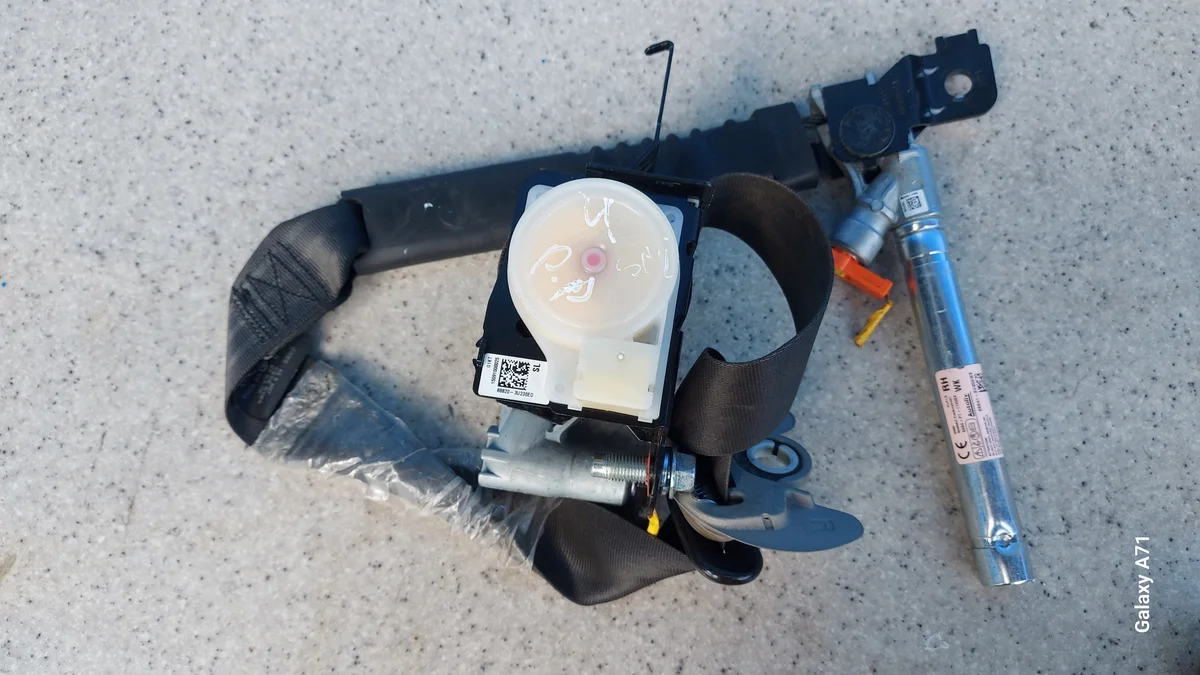 Säkerhetsbältes sträckare höger fram Kia Sportage III 88820-3U200ED