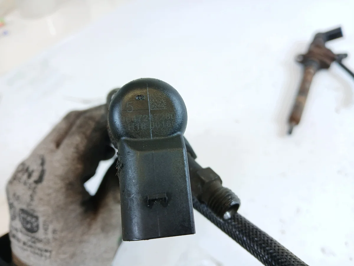 Peugeot 407 Citroen C5 Fuel Injector 9647247280