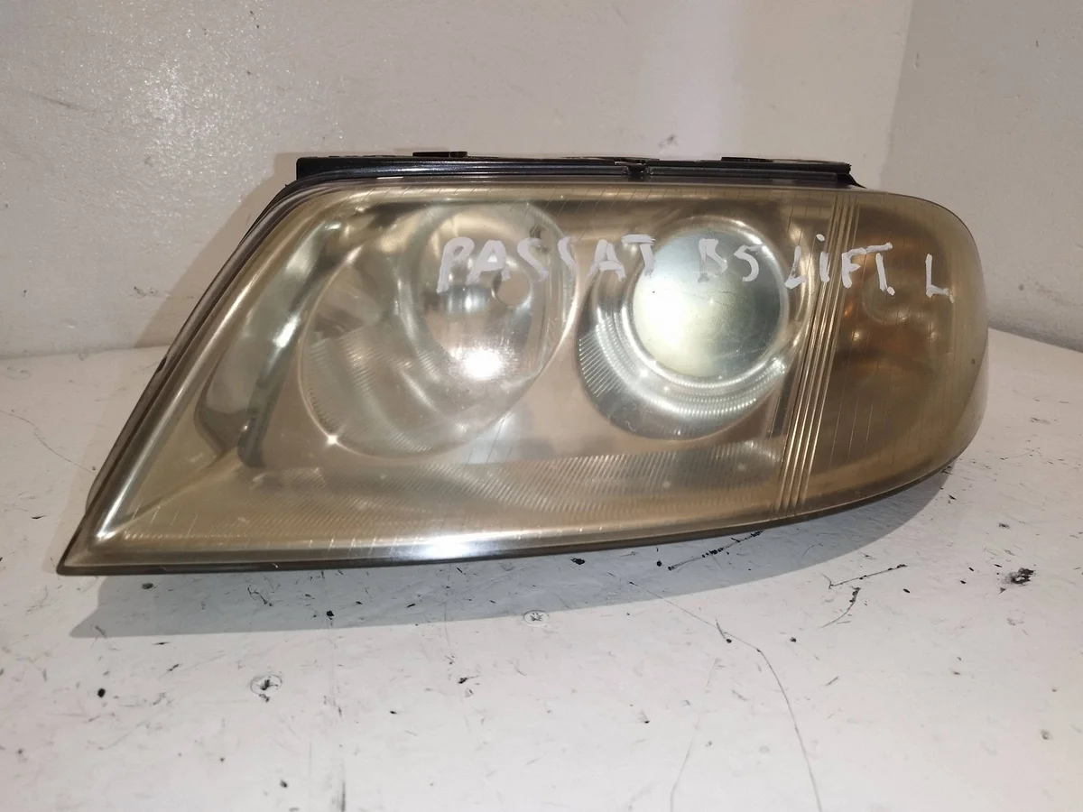Ajovalaisin vasen VW Passat B5 XER13681