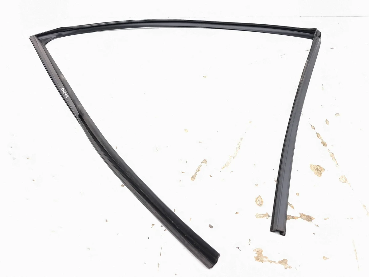 Toyota Corolla Joint de vitre porte avant 6814102390