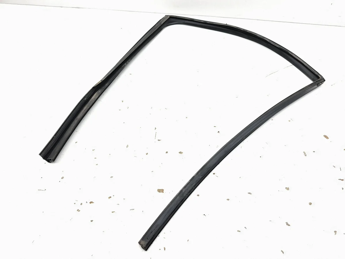 Joint de vitre de porte arrière Toyota Corolla E210 AMD272519