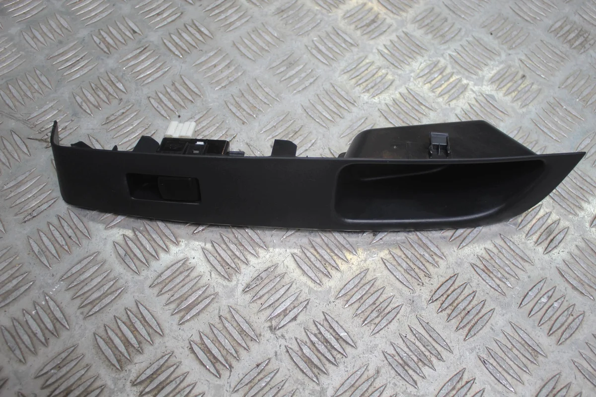 Nissan Micra K12 Bouton Lève-vitre Droit Avant 12321321
