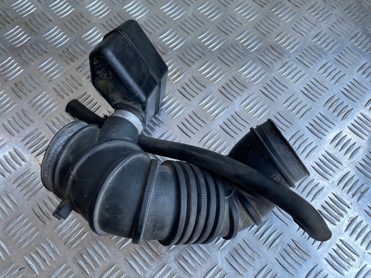 Ilmansuodattimen putki Mitsubishi Carisma 1.8 MR481001