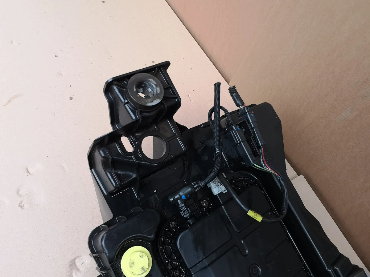 AdBlue Tank Citroen C4 Grand Picasso II 9818559280 image 5