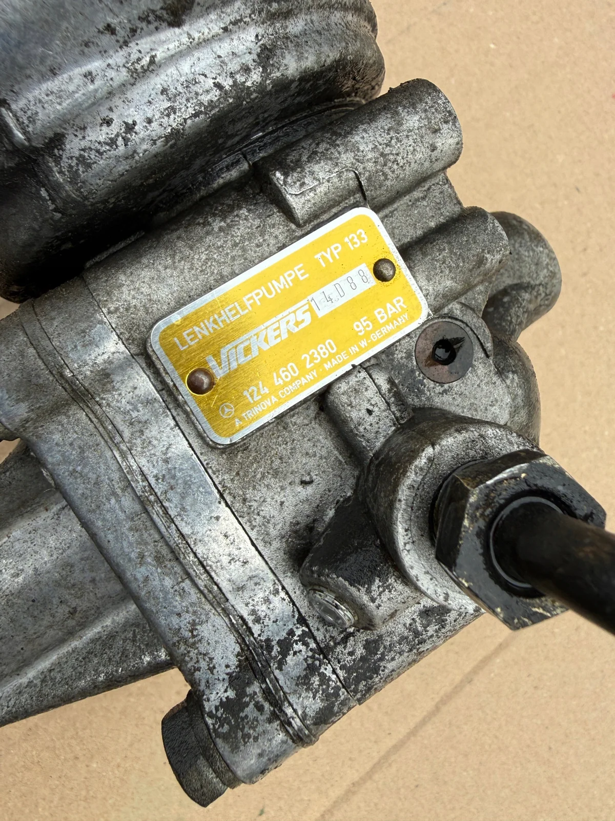 Ohjaustehostimen pumppu Mercedes 124 W124 1244602380